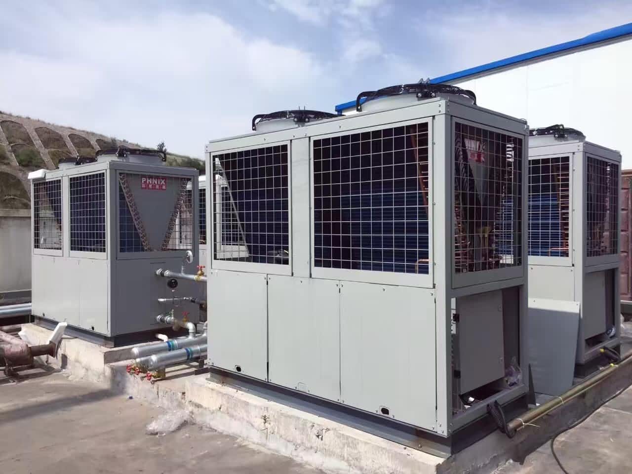 你還在農(nóng)村燒煤取暖嗎？現(xiàn)在空氣能熱泵供暖很流行，用過之后都說好